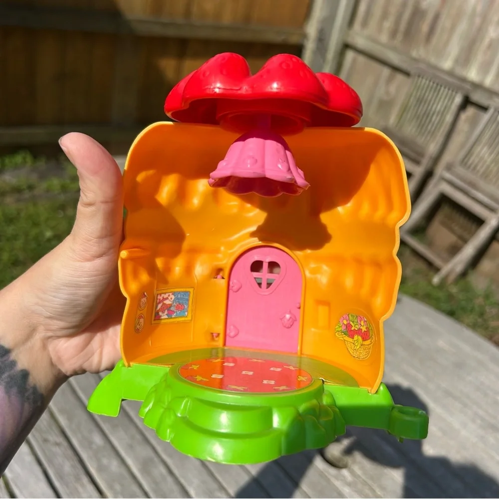 Vintage 80’s Strawberry Shortcake Toy House‎ with accessories 1981